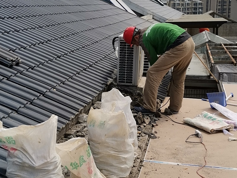 屋頂局部拆除：首先我們需要對屋頂進行檢查，查找漏水的原因的由管道，防水層，還是接縫裂縫引起的。找到屋頂漏水的原因了才好對應(yīng)方法進行修補。如果屋頂以前沒有做過防水，是新的水泥樓頂，那最好全面的做一次整體防水。選擇質(zhì)量較好的聚酯防水涂料或者聚酯防水卷材。如果以前做過防水，且時間較久，那么可能防水層已經(jīng)基本失去作用了，只能重新再做一遍。