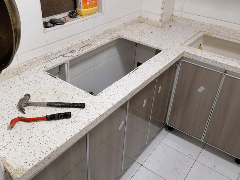 主水管漏水維修，櫥柜安裝：把漏水的管子拆卸下來，或者更換掉，用PVC專用膠水涂抹以后直接接上就行了，用生料帶以及黑膠布是不能阻止漏水的。   如果漏水不是很厲害的話，在管子的外面、漏水的地方用玻璃膠涂抹也行，但前提是，涂抹玻璃膠的時候，管子必須是干的。