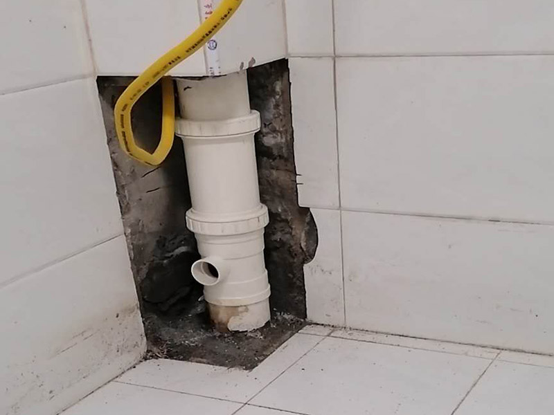 主水管漏水維修，櫥柜安裝：把漏水的管子拆卸下來，或者更換掉，用PVC專用膠水涂抹以后直接接上就行了，用生料帶以及黑膠布是不能阻止漏水的。   如果漏水不是很厲害的話，在管子的外面、漏水的地方用玻璃膠涂抹也行，但前提是，涂抹玻璃膠的時候，管子必須是干的。