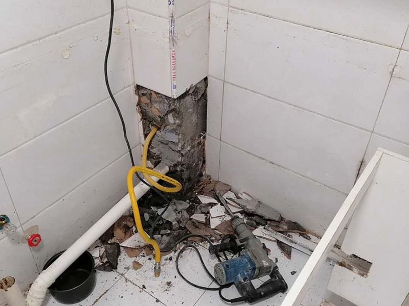 主水管漏水維修，櫥柜安裝：把漏水的管子拆卸下來，或者更換掉，用PVC專用膠水涂抹以后直接接上就行了，用生料帶以及黑膠布是不能阻止漏水的。   如果漏水不是很厲害的話，在管子的外面、漏水的地方用玻璃膠涂抹也行，但前提是，涂抹玻璃膠的時候，管子必須是干的。