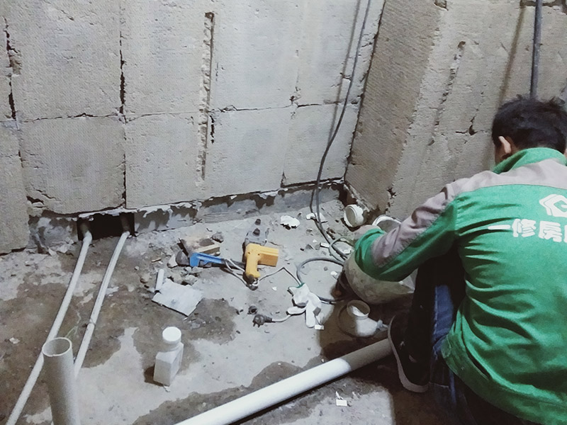 廚衛(wèi)改造排水管：一、下水管道改造刷膠時(shí)，一定更要將接口處的渣土清理干凈，并將管件的內(nèi)圓和管道的外圓涂上膠水，這一工序至關(guān)重要，如果沒有合理施工可能會(huì)導(dǎo)致下水管漏水。 二、整棟樓房的下水管道都必須安裝排氣口，并且要記得在最高處設(shè)計(jì)一個(gè)排氣孔，否則到了夏天下水管道中的腐爛物會(huì)發(fā)酵，不僅臭氣熏天，還會(huì)對健康產(chǎn)生不利。 三、安裝下水管時(shí)必須掌握好坡度，一般進(jìn)水口應(yīng)高于出水口，坡度比沒有嚴(yán)格要求但要注意下水管道安裝之后不能抬高地面。 四、記得加防臭彎頭，進(jìn)行下水管改造時(shí)要事先與樓下住戶協(xié)商，從樓下開始施工，否則會(huì)難以加防臭彎頭。如果不加防臭彎頭的話，臭味很容易通過管道進(jìn)入室內(nèi)。