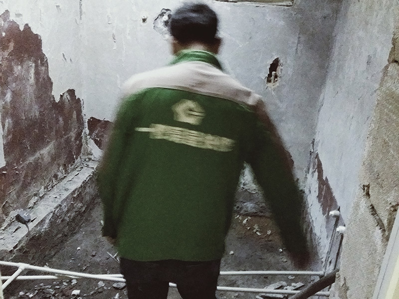 廚衛(wèi)改造排水管：一、下水管道改造刷膠時(shí)，一定更要將接口處的渣土清理干凈，并將管件的內(nèi)圓和管道的外圓涂上膠水，這一工序至關(guān)重要，如果沒有合理施工可能會(huì)導(dǎo)致下水管漏水。 二、整棟樓房的下水管道都必須安裝排氣口，并且要記得在最高處設(shè)計(jì)一個(gè)排氣孔，否則到了夏天下水管道中的腐爛物會(huì)發(fā)酵，不僅臭氣熏天，還會(huì)對健康產(chǎn)生不利。 三、安裝下水管時(shí)必須掌握好坡度，一般進(jìn)水口應(yīng)高于出水口，坡度比沒有嚴(yán)格要求但要注意下水管道安裝之后不能抬高地面。 四、記得加防臭彎頭，進(jìn)行下水管改造時(shí)要事先與樓下住戶協(xié)商，從樓下開始施工，否則會(huì)難以加防臭彎頭。如果不加防臭彎頭的話，臭味很容易通過管道進(jìn)入室內(nèi)。