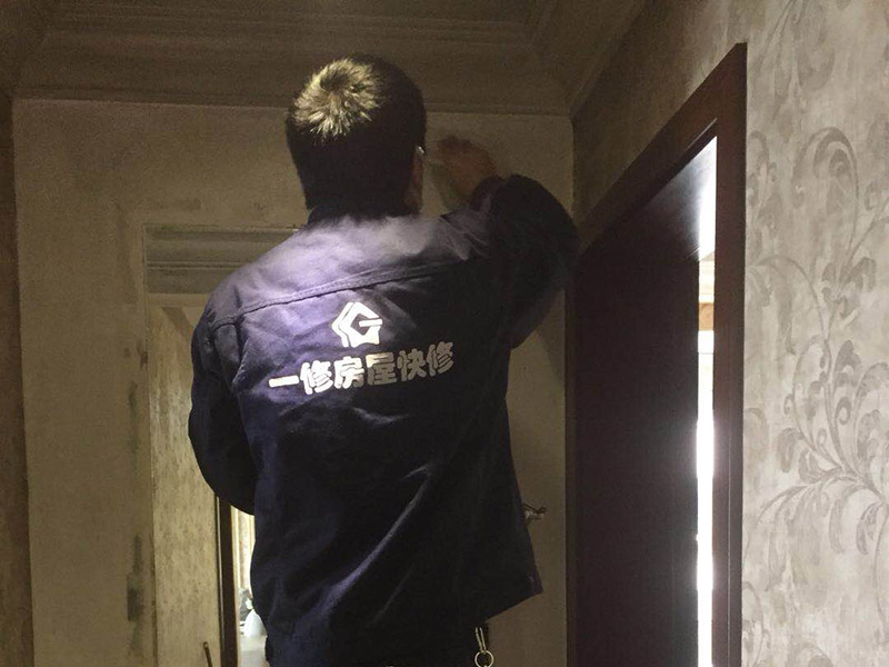 墻紙維修翻新：墻紙墻布鋪貼前，必須檢查墻面要干凈平整，墻體、墻皮表面無空鼓或松動脫落。如果有墻面8大問題，修復處理好墻體基底層?；さ雀赏?，時間為2小時-4小時。再一面墻陰角處開始滾刷糯米膠，滾刷好一面墻（上下粉刷均勻）后才開始貼墻布。墻紙墻布沿墻面放置，無縫接縫的必須上高度和墻面高度一致，對花拼接的墻紙墻布考慮好花樣、紋理的方向。