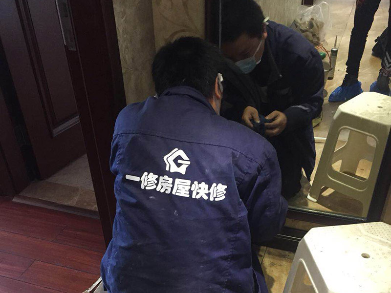 墻紙維修翻新：墻紙墻布鋪貼前，必須檢查墻面要干凈平整，墻體、墻皮表面無空鼓或松動脫落。如果有墻面8大問題，修復處理好墻體基底層?；さ雀赏?，時間為2小時-4小時。再一面墻陰角處開始滾刷糯米膠，滾刷好一面墻（上下粉刷均勻）后才開始貼墻布。墻紙墻布沿墻面放置，無縫接縫的必須上高度和墻面高度一致，對花拼接的墻紙墻布考慮好花樣、紋理的方向。