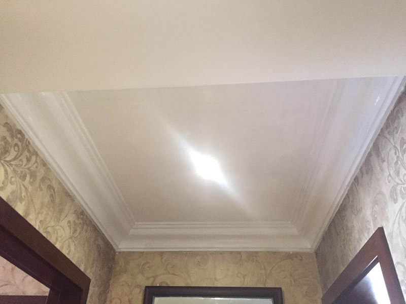 墻紙維修翻新：墻紙墻布鋪貼前，必須檢查墻面要干凈平整，墻體、墻皮表面無空鼓或松動脫落。如果有墻面8大問題，修復處理好墻體基底層。基膜等干透，時間為2小時-4小時。再一面墻陰角處開始滾刷糯米膠，滾刷好一面墻（上下粉刷均勻）后才開始貼墻布。墻紙墻布沿墻面放置，無縫接縫的必須上高度和墻面高度一致，對花拼接的墻紙墻布考慮好花樣、紋理的方向。