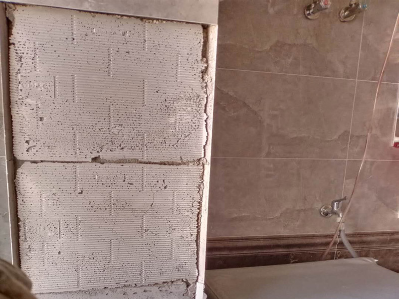 瓷磚修補維修：瓷磚的中間位置出現(xiàn)空鼓情況，這種情況就需要將這塊瓷磚撬下來重新鋪設(shè)了。具體要采取從瓷磚中間部分開砸，但是不能從中間直接砸，可以使用小型水鉆先開個孔，再使用工具慢慢的向四周蔓延的方式來撬開瓷磚，避免將周邊的額瓷磚損壞。如果超過1/3的鋪裝面積都存在空鼓，則需要把整面瓷磚全部撬掉重新鋪裝。如果空鼓程度較嚴(yán)重、瓷磚已經(jīng)完全松動甚至脫落，說明瓷磚下的水泥砂漿層與墻面基層(或地面基層)也發(fā)生了松動&ldquo;脫層&rdquo;，此時可以用鏟刀等工具清理掉水泥砂漿層，重新涂抹水泥砂漿后鋪貼瓷磚。