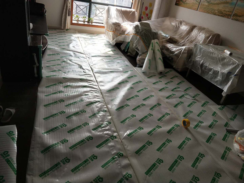 入戶門及地面家具保護：各種裝修物料的進場以及各種建筑裝修垃圾的清理，都會經(jīng)過入戶門，這些物品在搬運的過程中，與入戶門發(fā)生磕碰、摩擦的機率大大增加，所以，第一個需要做好成品保護的地方就是我們的入戶門。建議：在裝修開工前直到家具進場期間，都需要對入戶門進行保護。對于這一點，可以使用成品保護膜將門包裹。瓷磚、地板的鋪裝，也屬于基礎(chǔ)裝修的部分，經(jīng)常發(fā)現(xiàn)瓷磚施工時和施工后都沒有做成品保護工作，具體的表現(xiàn)有：瓷磚邊鋪邊勾縫、在剛鋪的瓷道磚、地板上堆放雜物、剛鋪的瓷磚就在上面走動踩踏、地面瓷磚、地板沒有使用成品保護膜覆蓋等，這些都會影響瓷磚的鋪貼效果，造成瓷磚的施工質(zhì)量問題。