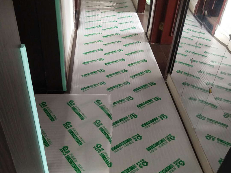 入戶門及地面家具保護：各種裝修物料的進場以及各種建筑裝修垃圾的清理，都會經(jīng)過入戶門，這些物品在搬運的過程中，與入戶門發(fā)生磕碰、摩擦的機率大大增加，所以，第一個需要做好成品保護的地方就是我們的入戶門。建議：在裝修開工前直到家具進場期間，都需要對入戶門進行保護。對于這一點，可以使用成品保護膜將門包裹。瓷磚、地板的鋪裝，也屬于基礎(chǔ)裝修的部分，經(jīng)常發(fā)現(xiàn)瓷磚施工時和施工后都沒有做成品保護工作，具體的表現(xiàn)有：瓷磚邊鋪邊勾縫、在剛鋪的瓷道磚、地板上堆放雜物、剛鋪的瓷磚就在上面走動踩踏、地面瓷磚、地板沒有使用成品保護膜覆蓋等，這些都會影響瓷磚的鋪貼效果，造成瓷磚的施工質(zhì)量問題。
