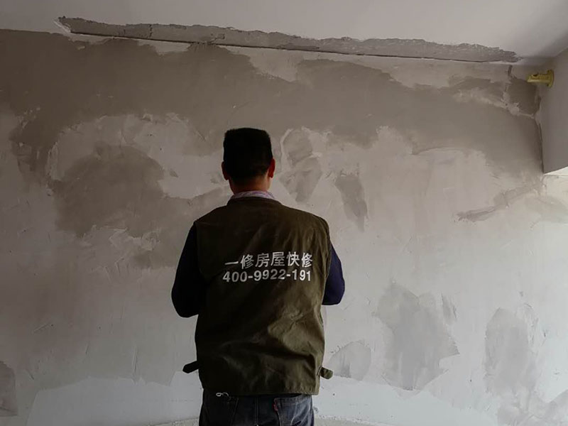 墻面乳膠漆翻新：如果原墻面只是簡單的變舊沒有剝離現(xiàn)象，可以直接清理干凈，用滾刷或噴涂機zhidao滾（噴）一遍云泉水性漆，等干透然后在上二遍就OK了！ 如果有裂縫或爆皮的，需要清理干凈浮塵再用鏟除墻面，有坑不內(nèi)平處用石膏找平，有裂縫的用布袋或網(wǎng)刷乳白膠粘貼到裂縫處，裂縫處需要刮兩遍膩子第一遍是為了黏住布袋和網(wǎng)容，第二遍找平，最后墻面一定要平整，然后再刷云泉水性漆就可以了！也是刷兩遍就OK了！