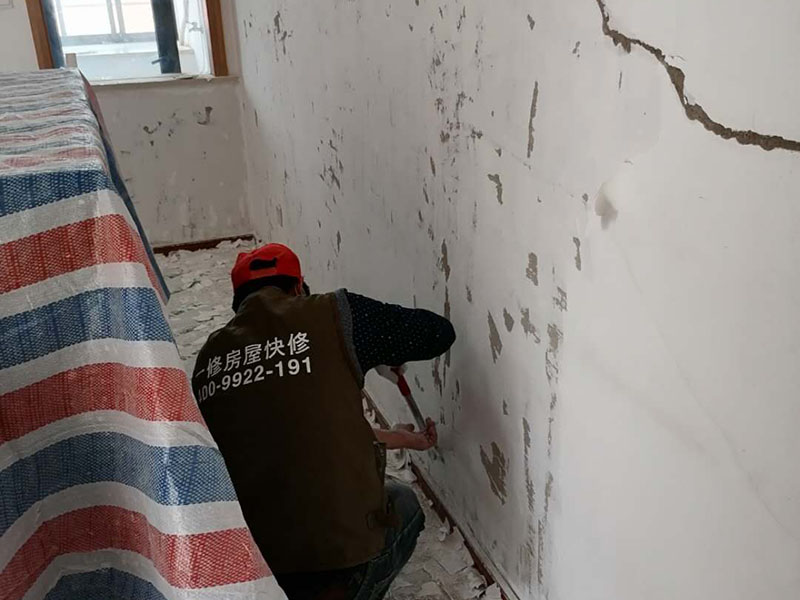 墻面乳膠漆翻新：如果原墻面只是簡單的變舊沒有剝離現(xiàn)象，可以直接清理干凈，用滾刷或噴涂機zhidao滾（噴）一遍云泉水性漆，等干透然后在上二遍就OK了！ 如果有裂縫或爆皮的，需要清理干凈浮塵再用鏟除墻面，有坑不內(nèi)平處用石膏找平，有裂縫的用布袋或網(wǎng)刷乳白膠粘貼到裂縫處，裂縫處需要刮兩遍膩子第一遍是為了黏住布袋和網(wǎng)容，第二遍找平，最后墻面一定要平整，然后再刷云泉水性漆就可以了！也是刷兩遍就OK了！