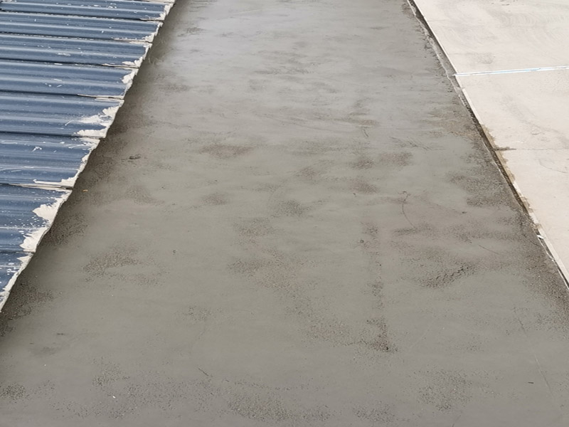 屋頂找平施工：基層處理&rarr;灑水濕潤(rùn)&rarr;找標(biāo)高、抹灰餅、沖筋&rarr;攪拌砂漿&rarr;刷水泥漿結(jié)合層&rarr;鋪水泥砂漿面層&rarr;抹光機(jī)抹光&rarr;木抹子搓平&rarr;鐵抹子壓光（根據(jù)下個(gè)構(gòu)造層次決定做法）&rarr;分隔縫切割&rarr;養(yǎng)護(hù)&rarr;驗(yàn)收。 清理結(jié)構(gòu)層、保溫層上面的松散雜物，凸出基層表面的硬物應(yīng)剔平掃凈;抹找坡層前，宜對(duì)基層灑水濕潤(rùn);突出屋面的管道、支架等根部，應(yīng)用細(xì)石混凝土堵實(shí)和固定;對(duì)不易與找平層結(jié)合的基層應(yīng)做界面處理。