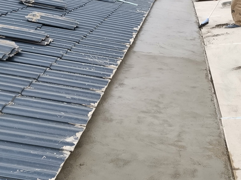 屋頂找平施工：基層處理&rarr;灑水濕潤(rùn)&rarr;找標(biāo)高、抹灰餅、沖筋&rarr;攪拌砂漿&rarr;刷水泥漿結(jié)合層&rarr;鋪水泥砂漿面層&rarr;抹光機(jī)抹光&rarr;木抹子搓平&rarr;鐵抹子壓光（根據(jù)下個(gè)構(gòu)造層次決定做法）&rarr;分隔縫切割&rarr;養(yǎng)護(hù)&rarr;驗(yàn)收。 清理結(jié)構(gòu)層、保溫層上面的松散雜物，凸出基層表面的硬物應(yīng)剔平掃凈;抹找坡層前，宜對(duì)基層灑水濕潤(rùn);突出屋面的管道、支架等根部，應(yīng)用細(xì)石混凝土堵實(shí)和固定;對(duì)不易與找平層結(jié)合的基層應(yīng)做界面處理。