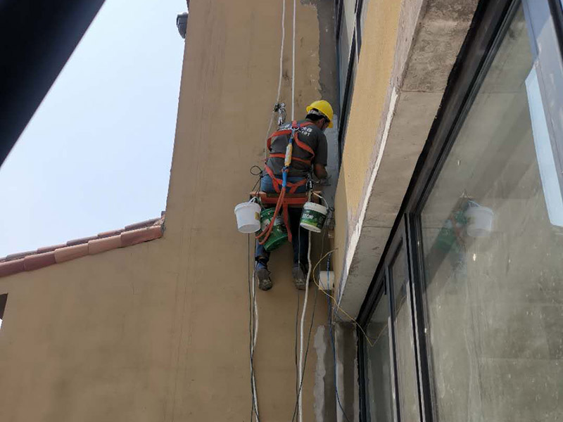 外墻修補維修：1、專業(yè)人員刷滲透劑涂刷第三遍，墻面檢查、晾干、涂刷第二處，發(fā)現(xiàn)裂縫再涂刷滲透劑、裂縫全部處理完。 填、涂 晾干 2、 由專業(yè)人員在樓層屋面上將吊索固定后，山墻頂部開始向下逐一對外墻面進行檢查 3、 發(fā)現(xiàn)外墻磚和灰縫有微小裂 縫，即用滲透劑對裂縫處上下左右各0.3 米范圍 內(nèi)進行立涂刷處理。每處裂縫處理不少于2遍，且處理前墻面必須干燥。