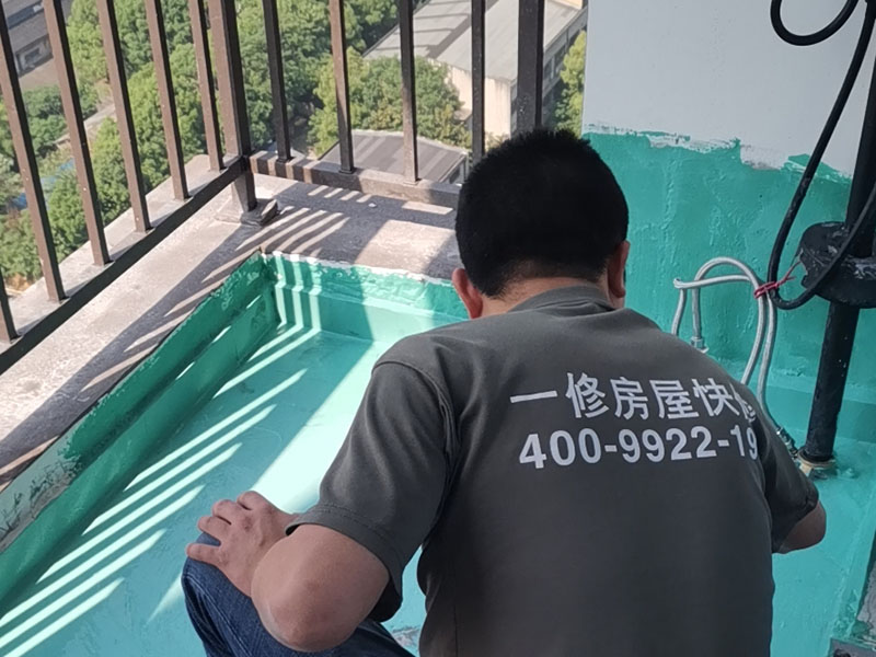 陽臺防水施工：先用鏟刀和笤帚及工具將陽臺基層表面的突起物、砂漿和疙瘩等鏟除并將塵土雜物清掃干凈，對陰陽角、管根、地漏等部位應認真清理。 對陽臺地漏、管根、陰陽角等易發(fā)生漏水的部位，應進行特殊加強處理。 細部附加層：在地漏、管根、陰陽角和出入口等易發(fā)生漏水的薄弱部位，可增加一層剛性防水，剛性防水寬度應不小于100mm，搭接寬度應不小于100mm。然后涂刷家裝專用防水涂料。 將配制好的防水涂料均勻涂刷在基層表面，涂刷量以0.8&mdash;1.0kg/㎡每遍為宜，直至防水合格為止，家裝防水要求一般為1.0mm左右。