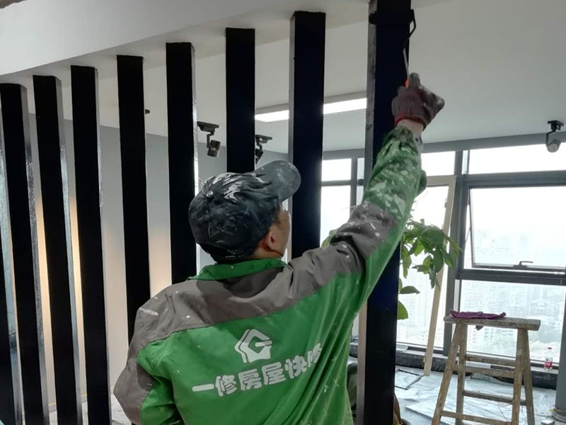 隔斷油漆翻新：首先用粗砂紙把需要刷油漆的地方都打磨一遍，注意轉(zhuǎn)角的地方不要打磨的太厲害，然后用布沾水，弄成半濕狀，把剛打磨完的粉末都擦干凈。拿細(xì)砂紙?jiān)僦匦麓蚰ヒ槐?，同樣要注意轉(zhuǎn)角處。再用沾水布把粉末清理干凈。就可以開始刷漆，刷漆的規(guī)則是從上到下，從左到右。