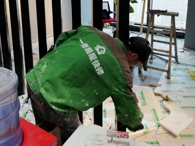 隔斷油漆翻新：首先用粗砂紙把需要刷油漆的地方都打磨一遍，注意轉(zhuǎn)角的地方不要打磨的太厲害，然后用布沾水，弄成半濕狀，把剛打磨完的粉末都擦干凈。拿細(xì)砂紙?jiān)僦匦麓蚰ヒ槐椋瑯右⒁廪D(zhuǎn)角處。再用沾水布把粉末清理干凈。就可以開始刷漆，刷漆的規(guī)則是從上到下，從左到右。