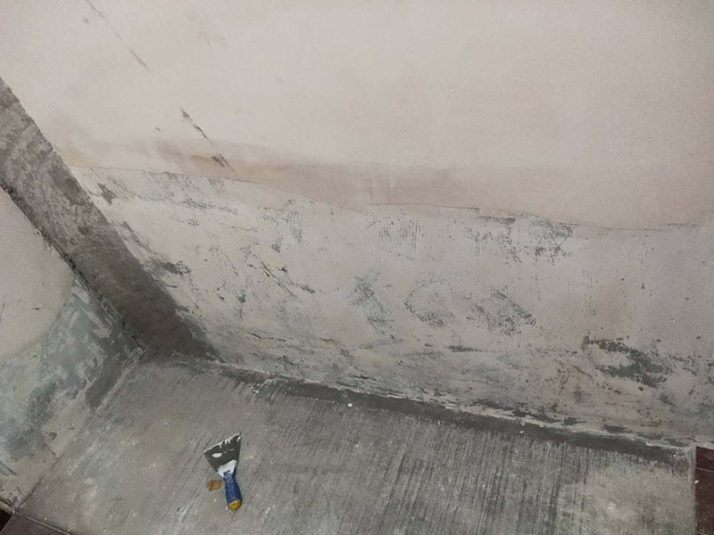 墻面局部維修翻新：墻面局部位置需要維修，墻面局部需要維修這個(gè)情況一般來說是比較常見的問題?？赡苡捎谝郧把b修時(shí)施工工藝的原因，墻面局部出現(xiàn)開裂、脫落現(xiàn)象，或者墻面被家中小朋友亂寫亂畫，或不小心被硬物刮傷等等。這幾種問題都是比較常見的墻面局部問題，其中開裂以及刮傷這種有明顯傷痕的問題建議都是能夠盡快進(jìn)行維修，以免傷害到周圍其他完好墻面。 維修期間需要重新刮膩?zhàn)舆M(jìn)行修補(bǔ)找平，那么在施工時(shí)就需要等到每一層膩?zhàn)油耆赏覆拍苓M(jìn)行下一步的施工。乳膠漆在涂刷底漆與面漆時(shí)同樣需要一個(gè)自然干透的時(shí)間，這些是比較影響我們墻面乳膠漆維修時(shí)間的主要因素。