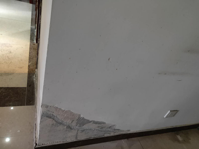 墻面局部維修翻新：墻面局部位置需要維修，墻面局部需要維修這個(gè)情況一般來說是比較常見的問題?？赡苡捎谝郧把b修時(shí)施工工藝的原因，墻面局部出現(xiàn)開裂、脫落現(xiàn)象，或者墻面被家中小朋友亂寫亂畫，或不小心被硬物刮傷等等。這幾種問題都是比較常見的墻面局部問題，其中開裂以及刮傷這種有明顯傷痕的問題建議都是能夠盡快進(jìn)行維修，以免傷害到周圍其他完好墻面。 維修期間需要重新刮膩?zhàn)舆M(jìn)行修補(bǔ)找平，那么在施工時(shí)就需要等到每一層膩?zhàn)油耆赏覆拍苓M(jìn)行下一步的施工。乳膠漆在涂刷底漆與面漆時(shí)同樣需要一個(gè)自然干透的時(shí)間，這些是比較影響我們墻面乳膠漆維修時(shí)間的主要因素。