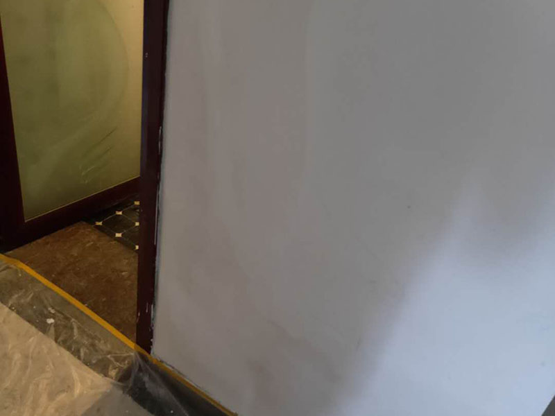 墻面局部維修翻新：墻面局部位置需要維修，墻面局部需要維修這個(gè)情況一般來說是比較常見的問題?？赡苡捎谝郧把b修時(shí)施工工藝的原因，墻面局部出現(xiàn)開裂、脫落現(xiàn)象，或者墻面被家中小朋友亂寫亂畫，或不小心被硬物刮傷等等。這幾種問題都是比較常見的墻面局部問題，其中開裂以及刮傷這種有明顯傷痕的問題建議都是能夠盡快進(jìn)行維修，以免傷害到周圍其他完好墻面。 維修期間需要重新刮膩?zhàn)舆M(jìn)行修補(bǔ)找平，那么在施工時(shí)就需要等到每一層膩?zhàn)油耆赏覆拍苓M(jìn)行下一步的施工。乳膠漆在涂刷底漆與面漆時(shí)同樣需要一個(gè)自然干透的時(shí)間，這些是比較影響我們墻面乳膠漆維修時(shí)間的主要因素。