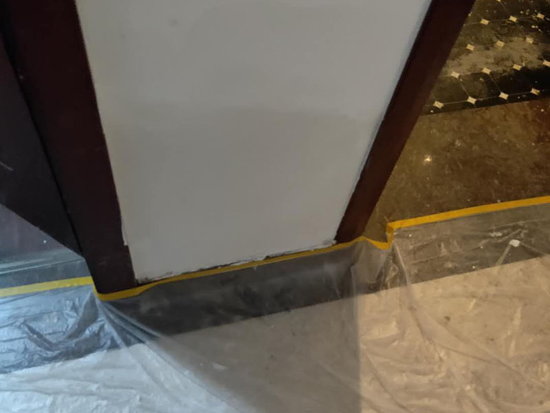 墻面局部維修翻新：墻面局部位置需要維修，墻面局部需要維修這個(gè)情況一般來說是比較常見的問題?？赡苡捎谝郧把b修時(shí)施工工藝的原因，墻面局部出現(xiàn)開裂、脫落現(xiàn)象，或者墻面被家中小朋友亂寫亂畫，或不小心被硬物刮傷等等。這幾種問題都是比較常見的墻面局部問題，其中開裂以及刮傷這種有明顯傷痕的問題建議都是能夠盡快進(jìn)行維修，以免傷害到周圍其他完好墻面。 維修期間需要重新刮膩?zhàn)舆M(jìn)行修補(bǔ)找平，那么在施工時(shí)就需要等到每一層膩?zhàn)油耆赏覆拍苓M(jìn)行下一步的施工。乳膠漆在涂刷底漆與面漆時(shí)同樣需要一個(gè)自然干透的時(shí)間，這些是比較影響我們墻面乳膠漆維修時(shí)間的主要因素。