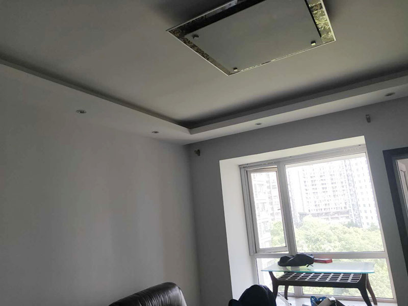 乳膠漆翻新：一般來說，內墻乳膠漆，在墻砌好后，是在抹灰完成后，總包單位會進行兩道抹灰，第二道的時候基面加以修飾效果的補平。 　　所以一般都會批膩子，膩子的作用是讓墻面更平整一點。 雙飛粉也可以當膩子用，一般是用801+809膠水加雙飛粉攪拌。刮膩子后，總有些高低不平，或者基層不是很平整的面。這個時候，需要砂紙出動，進行手工的打磨，修復。中間還可以用太陽燈照明，便于檢查平整度。再用砂紙打磨，不斷的完善。