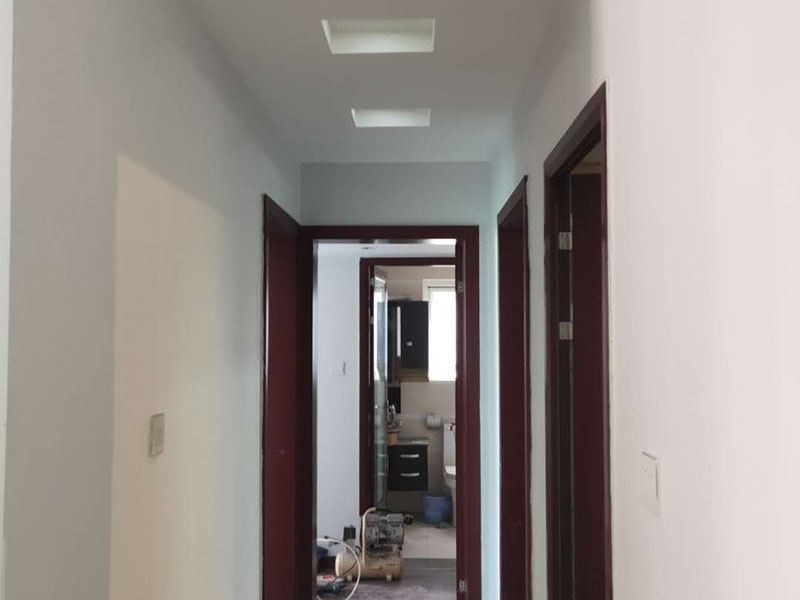 乳膠漆翻新：一般來說，內墻乳膠漆，在墻砌好后，是在抹灰完成后，總包單位會進行兩道抹灰，第二道的時候基面加以修飾效果的補平。 　　所以一般都會批膩子，膩子的作用是讓墻面更平整一點。 雙飛粉也可以當膩子用，一般是用801+809膠水加雙飛粉攪拌。刮膩子后，總有些高低不平，或者基層不是很平整的面。這個時候，需要砂紙出動，進行手工的打磨，修復。中間還可以用太陽燈照明，便于檢查平整度。再用砂紙打磨，不斷的完善。