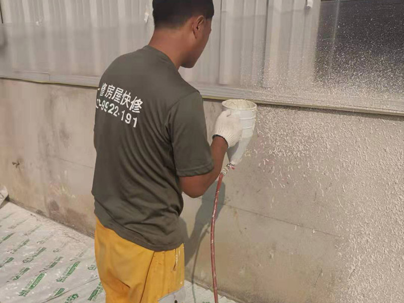 外墻墻裙噴刷涂料：建筑外墻刷涂料，取決于建筑物的2113外墻結(jié)構(gòu)。如果是混凝土5261外墻，又較平整，是可以干凈后，直接刷涂料的。如果是框架結(jié)構(gòu)，是采用加氣混凝土塊或空心4102磚等砌的填充墻，就不可以直接刷涂料。1653必須抹灰后，才可以刷涂料。又如外墻帶保溫層的，也內(nèi)必須做保溫砂漿抹面后，才可以刷涂料。對于清水磚外墻面，也有直接容刷涂料的。但較少使用。