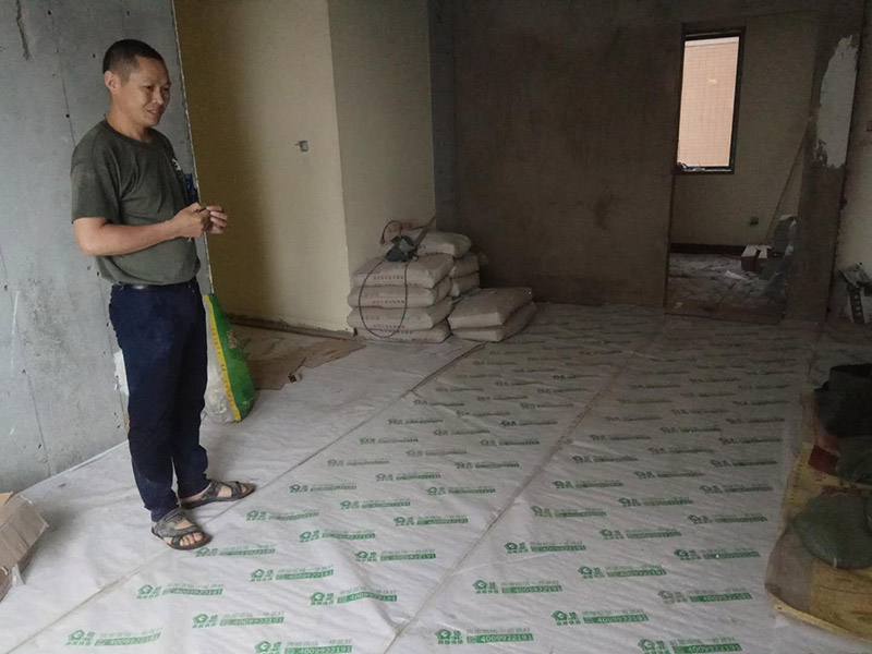 衛(wèi)生間防水及客廳地面保護(hù)：刷第一遍防水涂料。施工前確保工地干凈、干燥，防水涂料要涂滿，無遺漏，與基層結(jié)合牢固，無裂紋，無氣泡，無脫落現(xiàn)象。涂刷高度一致，厚度要達(dá)到產(chǎn)品規(guī)定要求。刷第二遍防水涂料。注意、第二遍防水涂料間需要有一定時(shí)間間隔，待遍涂料干透后才能進(jìn)行第二遍，具體時(shí)間視涂料而定。間隔時(shí)間太短，防水的效果會(huì)大打折扣。鋪保護(hù)層。為防止之后的施工破壞防水層，需在防水涂料表面鋪上保護(hù)層。保護(hù)層要完全覆蓋防水層，無遺漏，與基層結(jié)合牢固，無裂紋，無氣泡，無脫落現(xiàn)象。閉水試驗(yàn)。閉水試驗(yàn)時(shí)，地面點(diǎn)的水線不能低于2厘米，保存至少24小時(shí)，觀察無滲漏現(xiàn)象后方算合格。如有滲漏，需重做，切莫不能疏忽大意。