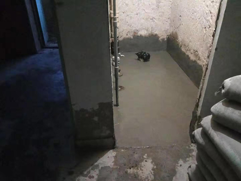 廁所防水找平：在進(jìn)行防水處理之前，一定先找平地面。找平層施工方法：基面有空隙、裂縫、不平等缺陷的，用水泥砂漿修補(bǔ)抹平。使基面必須堅(jiān)固、平整、干凈、無灰塵、油膩、蠟、脫模劑等以及其他碎屑物質(zhì)。找平層干燥后方可進(jìn)行防水層施工，施工期間應(yīng)防火、防水。防水層完成后，要進(jìn)行成品保護(hù)，不得上人走動(dòng)。