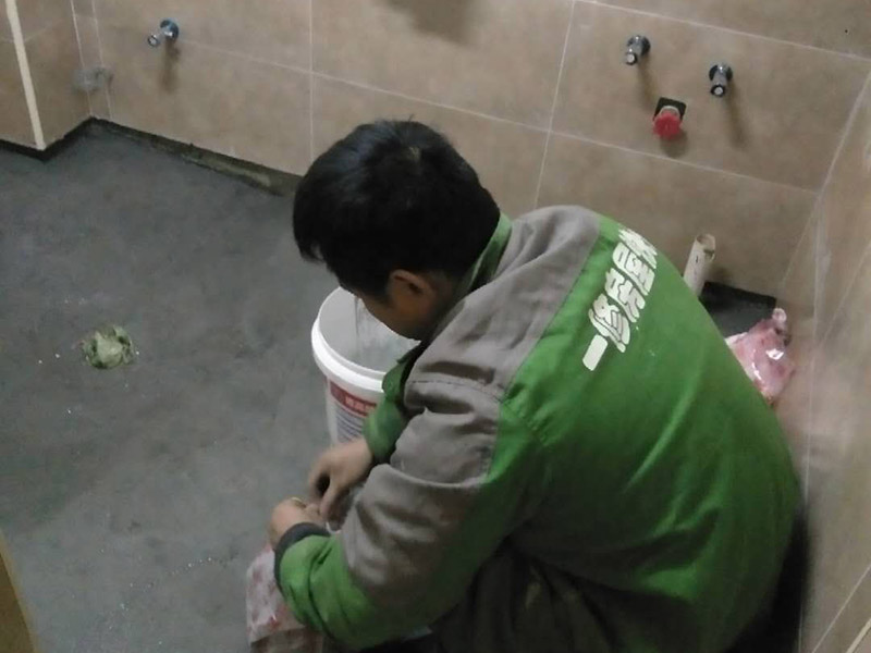 衛(wèi)生間做二次防水：首先，要用水泥砂漿將地面做平(特別是重新做裝修的房子)，然后再做防水處理。這樣可以避免防水涂料因薄厚不均或刺穿防水卷材而造成滲漏。墻體與地面之間的接縫以及上下水管道與地面的接縫處，是容易出現(xiàn)問(wèn)題的地方。所以這些部位一定要格外注意，處理一定要細(xì)致，不能有絲毫的馬虎。為了達(dá)到較好的防水效果，一般衛(wèi)生間的墻面上也要做大約750px高的防水處理，防止積水洇透墻面。與浴缸相鄰的墻面，防水處理的高度也要比浴缸上沿高出一些，淋浴要達(dá)到4500px的高度。防水施工完畢后，要將衛(wèi)生間的所有下水道堵住，進(jìn)行注水試驗(yàn)。24小時(shí)后檢查，若衛(wèi)生間的四周墻面和地面沒(méi)有滲漏現(xiàn)象說(shuō)明衛(wèi)生間防水質(zhì)量很好。反之，要找出漏點(diǎn)，進(jìn)行維修。