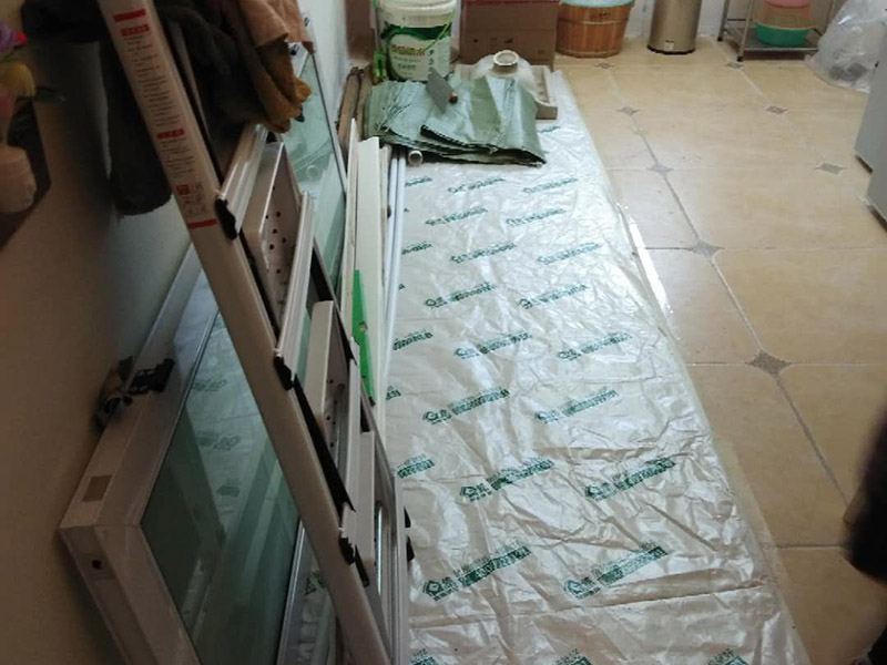 衛(wèi)生間做二次防水：首先，要用水泥砂漿將地面做平(特別是重新做裝修的房子)，然后再做防水處理。這樣可以避免防水涂料因薄厚不均或刺穿防水卷材而造成滲漏。墻體與地面之間的接縫以及上下水管道與地面的接縫處，是容易出現(xiàn)問(wèn)題的地方。所以這些部位一定要格外注意，處理一定要細(xì)致，不能有絲毫的馬虎。為了達(dá)到較好的防水效果，一般衛(wèi)生間的墻面上也要做大約750px高的防水處理，防止積水洇透墻面。與浴缸相鄰的墻面，防水處理的高度也要比浴缸上沿高出一些，淋浴要達(dá)到4500px的高度。防水施工完畢后，要將衛(wèi)生間的所有下水道堵住，進(jìn)行注水試驗(yàn)。24小時(shí)后檢查，若衛(wèi)生間的四周墻面和地面沒(méi)有滲漏現(xiàn)象說(shuō)明衛(wèi)生間防水質(zhì)量很好。反之，要找出漏點(diǎn)，進(jìn)行維修。