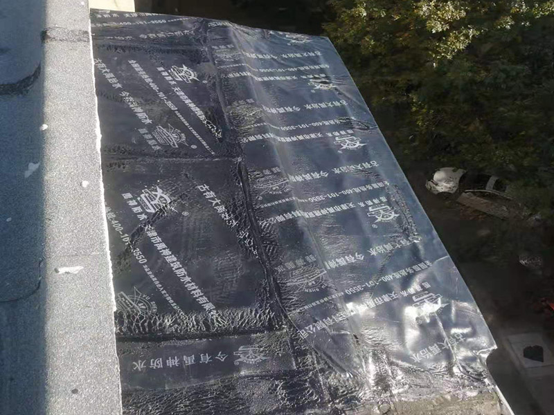 陽臺(tái)防水維修：先打開防水涂料把一定量粉料倒入容器，并同時(shí)用攪拌鉆攪拌，充分?jǐn)嚢柚翢o沉淀的乳膠狀沒有發(fā)現(xiàn)生粉團(tuán)。拌勻后放了15分鐘左右后，再攪拌一下然后開始施工。在操作過程中有時(shí)要攪拌下漿料、怕會(huì)沉淀。陽臺(tái)需要在做完防水層之后做一層防水砂漿作為保護(hù)層,這樣可以保護(hù)防水層不被破壞!然后再用水泥增加一定厚度,貼瓷磚（注意這期間可以增加一道保溫層,這樣上下都可以做一層防水!）