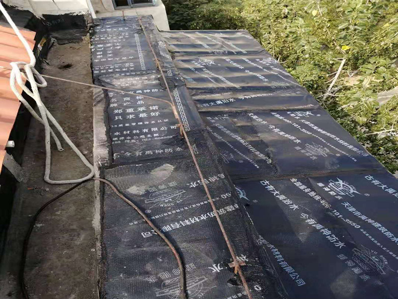 陽臺(tái)防水維修：先打開防水涂料把一定量粉料倒入容器，并同時(shí)用攪拌鉆攪拌，充分?jǐn)嚢柚翢o沉淀的乳膠狀沒有發(fā)現(xiàn)生粉團(tuán)。拌勻后放了15分鐘左右后，再攪拌一下然后開始施工。在操作過程中有時(shí)要攪拌下漿料、怕會(huì)沉淀。陽臺(tái)需要在做完防水層之后做一層防水砂漿作為保護(hù)層,這樣可以保護(hù)防水層不被破壞!然后再用水泥增加一定厚度,貼瓷磚（注意這期間可以增加一道保溫層,這樣上下都可以做一層防水!）