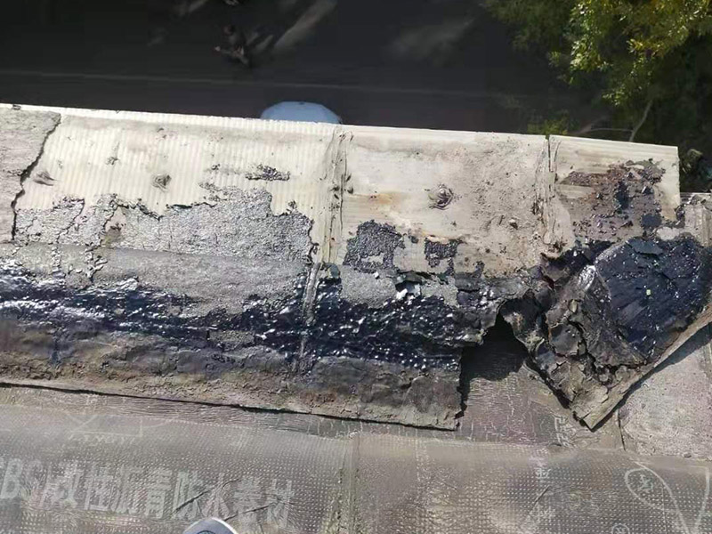 陽臺(tái)防水維修：先打開防水涂料把一定量粉料倒入容器，并同時(shí)用攪拌鉆攪拌，充分?jǐn)嚢柚翢o沉淀的乳膠狀沒有發(fā)現(xiàn)生粉團(tuán)。拌勻后放了15分鐘左右后，再攪拌一下然后開始施工。在操作過程中有時(shí)要攪拌下漿料、怕會(huì)沉淀。陽臺(tái)需要在做完防水層之后做一層防水砂漿作為保護(hù)層,這樣可以保護(hù)防水層不被破壞!然后再用水泥增加一定厚度,貼瓷磚（注意這期間可以增加一道保溫層,這樣上下都可以做一層防水!）