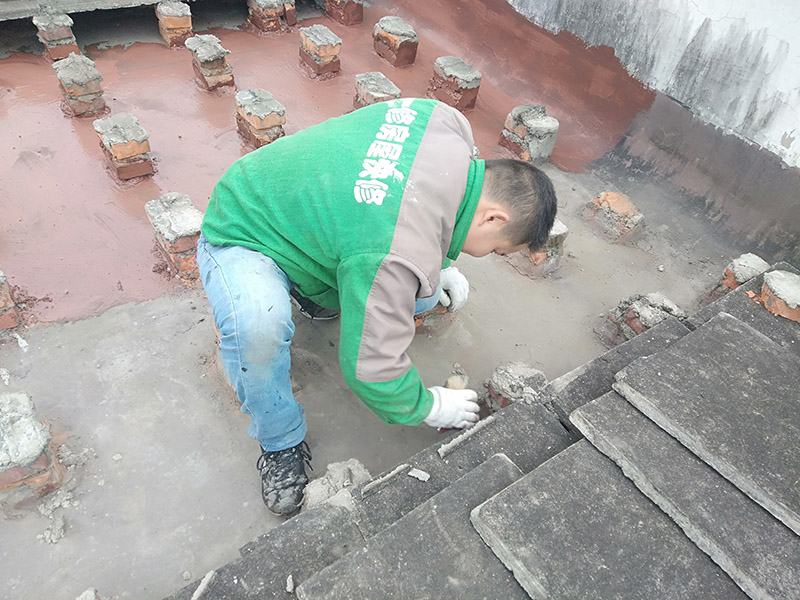 屋面防水施工：涂膜防水層依附于基層，基層質(zhì)量好壞，直接影響防水涂膜的質(zhì)量。因而在涂膜施工前，應(yīng)對基層進(jìn)行認(rèn)真的檢查和必要的處理，使之達(dá)到涂膜施工的要求。涂料的涂布應(yīng)采取&ldquo;先高后低、先遠(yuǎn)后近、先立面后平面&rdquo;的施工順序。同一屋面上先涂布排水比較集中的水落口、天溝、檐口等節(jié)點部位，再進(jìn)行大面積的涂布。用滾刷或毛刷均勻地涂刷多遍，直到達(dá)到規(guī)定的涂膜厚度要求，不得漏底，待涂層干固后，才能進(jìn)行下一道工序。當(dāng)多遍涂布時，每遍涂刷方向應(yīng)與上一遍方向相垂直。