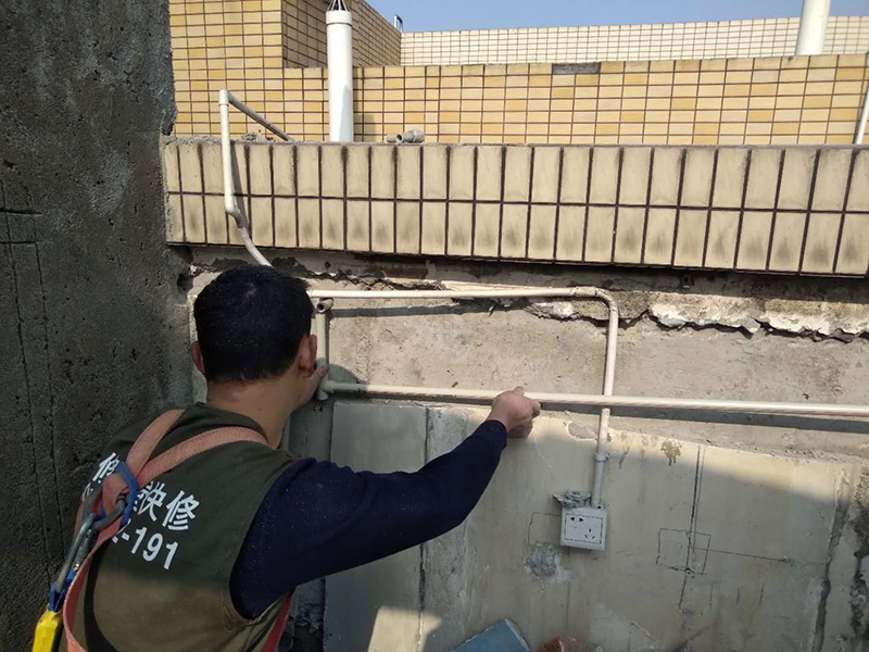 外墻管道漏水維修：首先需要去盡快解決的就是排水的問題，從這里就是要及時(shí)的去維修。一般排水管出現(xiàn)漏水的時(shí)候，都是比較的難以去檢修的，如果是在外側(cè)還好，如果是墻壁里面的話，那么還是需要去避免的。 1、找滲水的部位，鑿開外墻滲水區(qū)域，進(jìn)行檢測，找到滲水的根本原因，然后進(jìn)行處理。 2、如果是飄窗板上面滲水。這個(gè)時(shí)候就可以采用注漿法進(jìn)行修復(fù)，也可以用相同的墻體來好好修復(fù)。3、里面修復(fù)好后，外墻也需要修復(fù)，主要是用涂料修復(fù)，用防水膩?zhàn)铀?次后，然后按照其他的裝修工藝進(jìn)行施工。 4、仔細(xì)的找到墻體上門的空頭縫，墻體上門的孔洞，一一將它們進(jìn)行清除、填補(bǔ)。