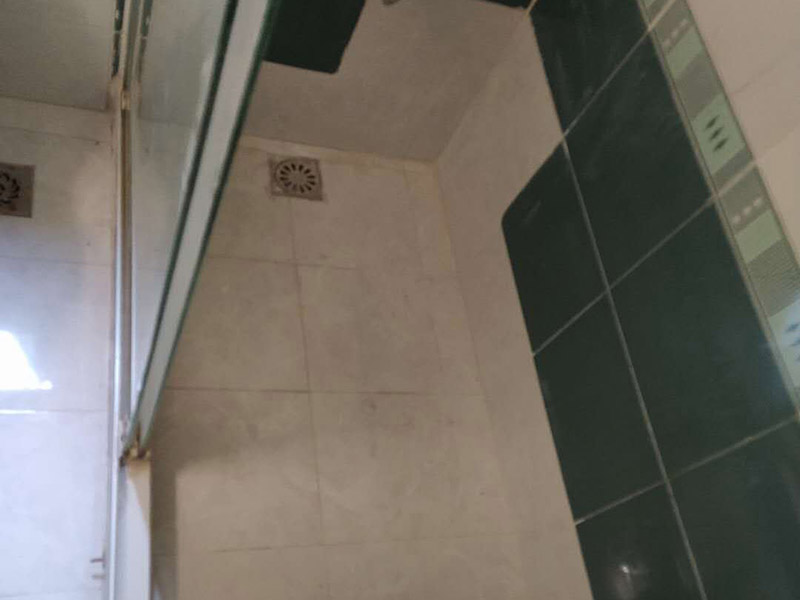 衛(wèi)生間局部裝修：我們要做好衛(wèi)生間的防水工程，一般來說，它的地面防水是需要做兩遍，其防水層要高出地面大概250mm左右。然后我們?cè)谧龊帽Ｗo(hù)層，處理好地面防水之后，衛(wèi)生間的墻面也需要做好相應(yīng)的防水工程。需要注意的是衛(wèi)生間的墻面防水層最好做到頂，防水工程做好之后，一定不要忘了做24小時(shí)閉水試驗(yàn)。