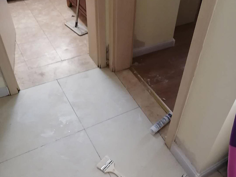 浴室外墻修補：衛(wèi)生間外墻墻皮脫落bai也很正常，主要是因為衛(wèi)du生間長期潮濕，容易變得zhi墻皮dao起泡脫落，如何處理呢？如果想要省心請直接叫專業(yè)的施工隊伍來干，如果自己處理的話也比較麻煩，首先要鏟除掉外皮，然后再打磨，然后繼續(xù)施工防水漆，要多刷幾層。刷漆以前注意掌握基底的干濕程度。