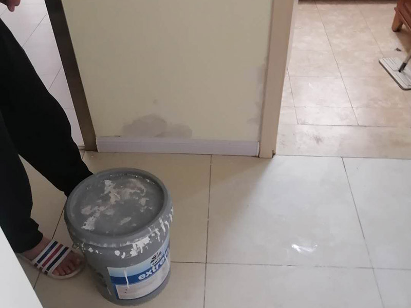 浴室外墻修補：衛(wèi)生間外墻墻皮脫落bai也很正常，主要是因為衛(wèi)du生間長期潮濕，容易變得zhi墻皮dao起泡脫落，如何處理呢？如果想要省心請直接叫專業(yè)的施工隊伍來干，如果自己處理的話也比較麻煩，首先要鏟除掉外皮，然后再打磨，然后繼續(xù)施工防水漆，要多刷幾層。刷漆以前注意掌握基底的干濕程度。