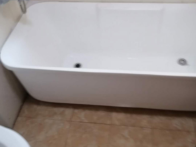 浴室外墻修補：衛(wèi)生間外墻墻皮脫落bai也很正常，主要是因為衛(wèi)du生間長期潮濕，容易變得zhi墻皮dao起泡脫落，如何處理呢？如果想要省心請直接叫專業(yè)的施工隊伍來干，如果自己處理的話也比較麻煩，首先要鏟除掉外皮，然后再打磨，然后繼續(xù)施工防水漆，要多刷幾層。刷漆以前注意掌握基底的干濕程度。