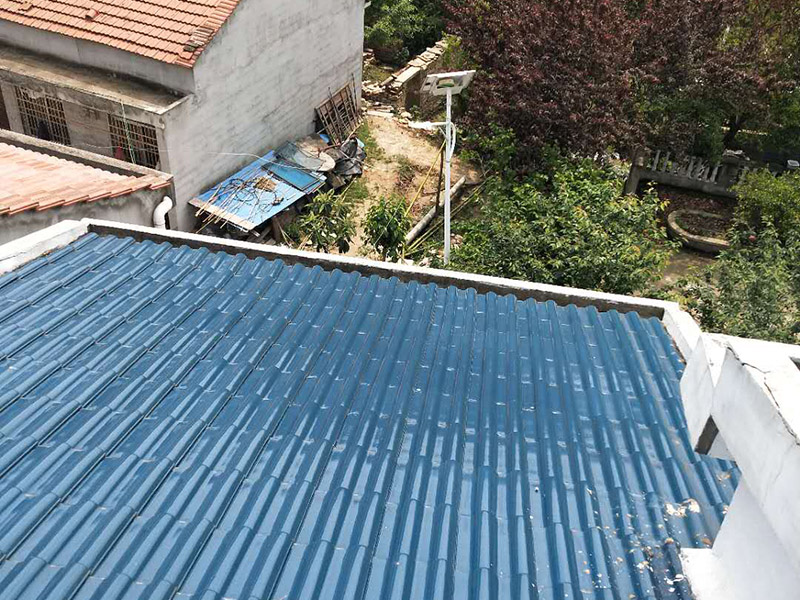 屋檐漏水維修：如果屋頂以前沒(méi)有做過(guò)防水，是新的水泥樓頂，那最好全面的做一次整體防水。選擇質(zhì)量較好的聚酯防水涂料或者聚酯防水卷材。如果以前做過(guò)防水，且時(shí)間較久，那么可能防水層已經(jīng)基本失去作用了，只能重新再做一遍。 先清理基面、找平層至混凝土結(jié)構(gòu)層（注意事項(xiàng)一定要打到原混凝土結(jié)構(gòu)層）。用吹風(fēng)機(jī)、掃把清理雜物，基面充分濕潤(rùn)。然后填平裂縫、封閉裂縫、并且用砂漿找平。 接下來(lái)就是用聚酯防水涂刷，涂覆要盡量均勻，不能局部沉積，各層之間的時(shí)間間隔以前一層涂膜干固不粘手為準(zhǔn)。基面要求平整、牢固、干凈、無(wú)明水、無(wú)滲漏、凹凸不平及裂縫處須 先找平，陰陽(yáng)角應(yīng)做成圓弧角，注意不要有空鼓的現(xiàn)象。