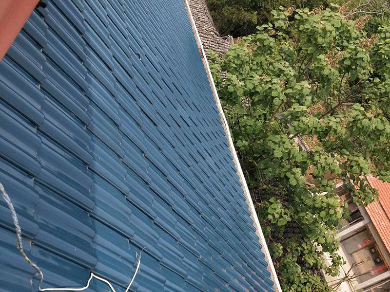 屋檐漏水維修：如果屋頂以前沒(méi)有做過(guò)防水，是新的水泥樓頂，那最好全面的做一次整體防水。選擇質(zhì)量較好的聚酯防水涂料或者聚酯防水卷材。如果以前做過(guò)防水，且時(shí)間較久，那么可能防水層已經(jīng)基本失去作用了，只能重新再做一遍。 先清理基面、找平層至混凝土結(jié)構(gòu)層（注意事項(xiàng)一定要打到原混凝土結(jié)構(gòu)層）。用吹風(fēng)機(jī)、掃把清理雜物，基面充分濕潤(rùn)。然后填平裂縫、封閉裂縫、并且用砂漿找平。 接下來(lái)就是用聚酯防水涂刷，涂覆要盡量均勻，不能局部沉積，各層之間的時(shí)間間隔以前一層涂膜干固不粘手為準(zhǔn)?；嬉笃秸?、牢固、干凈、無(wú)明水、無(wú)滲漏、凹凸不平及裂縫處須 先找平，陰陽(yáng)角應(yīng)做成圓弧角，注意不要有空鼓的現(xiàn)象。