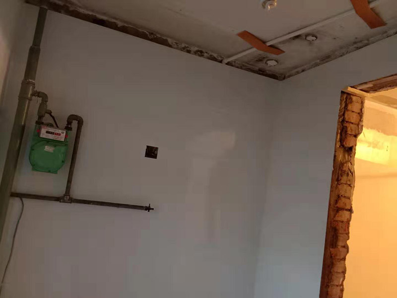 廚房墻面貼瓷磚：貼瓷片要bai根據(jù)墻面要du求，把整磚鋪貼到顯眼的地方，把切過(guò)的磚往一邊鋪貼。如果有腰線(xiàn)的話(huà)可以鋪貼的高度最好是超過(guò)灶臺(tái)的高度為佳。鋪貼可以鋪貼完一面墻后在進(jìn)行下個(gè)墻面，記住接口位置的拼接。最好能做到90度角，2瓷片碰接45度接口。 1、用細(xì)線(xiàn)拉出墻角的角度，最好每個(gè)墻角都90度。2、調(diào)好水泥漿或水泥砂漿。3、從底下橫著粘貼一排，每個(gè)磚的平整度很重要，4、連接墻角度的瓷磚接口是用收邊條還是用45度碰角。5,、一般粘貼高度為2.4米。