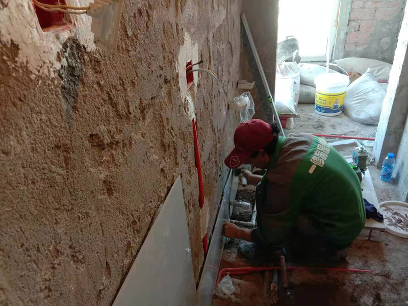 廚房貼瓷磚維修：貼磚之前你的用大盆將瓷磚浸泡12小時(shí)然后再拿到蔭涼出放置12小時(shí)；地面抄平完畢，做好地面防水及防水保護(hù)層。做好水電管線已安裝，并堵實(shí)抹平腳手眼和管洞等。臉盆架、鏡卡、管卡、水箱、煤氣等應(yīng)埋好防腐木磚，位置準(zhǔn)確。然后將殘存在基層的砂漿粉渣、灰塵、油污等清理干凈，并提前澆水濕潤。 待底層灰六、七層干時(shí)，按圖紙要求，面磚規(guī)格及實(shí)際條件進(jìn)行排磚、彈線。刮平，隨抹隨自上而下粘貼面磚，要求砂漿飽滿，虧灰時(shí)，取下重貼，并隨時(shí)用靠尺檢查平整度，同時(shí)保證縫隙寬度一致貼完經(jīng)自檢無空鼓、不平、不直后，用棉紗擦干凈，用白水泥漿或拍干水泥擦縫，用布將縫內(nèi)的素漿擦勻，磚面擦干凈。