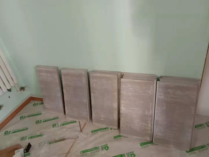 廚房貼瓷磚維修：貼磚之前你的用大盆將瓷磚浸泡12小時(shí)然后再拿到蔭涼出放置12小時(shí)；地面抄平完畢，做好地面防水及防水保護(hù)層。做好水電管線已安裝，并堵實(shí)抹平腳手眼和管洞等。臉盆架、鏡卡、管卡、水箱、煤氣等應(yīng)埋好防腐木磚，位置準(zhǔn)確。然后將殘存在基層的砂漿粉渣、灰塵、油污等清理干凈，并提前澆水濕潤。 待底層灰六、七層干時(shí)，按圖紙要求，面磚規(guī)格及實(shí)際條件進(jìn)行排磚、彈線。刮平，隨抹隨自上而下粘貼面磚，要求砂漿飽滿，虧灰時(shí)，取下重貼，并隨時(shí)用靠尺檢查平整度，同時(shí)保證縫隙寬度一致貼完經(jīng)自檢無空鼓、不平、不直后，用棉紗擦干凈，用白水泥漿或拍干水泥擦縫，用布將縫內(nèi)的素漿擦勻，磚面擦干凈。