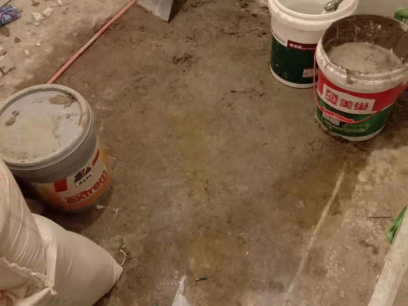 廚房貼瓷磚維修：貼磚之前你的用大盆將瓷磚浸泡12小時(shí)然后再拿到蔭涼出放置12小時(shí)；地面抄平完畢，做好地面防水及防水保護(hù)層。做好水電管線已安裝，并堵實(shí)抹平腳手眼和管洞等。臉盆架、鏡卡、管卡、水箱、煤氣等應(yīng)埋好防腐木磚，位置準(zhǔn)確。然后將殘存在基層的砂漿粉渣、灰塵、油污等清理干凈，并提前澆水濕潤。 待底層灰六、七層干時(shí)，按圖紙要求，面磚規(guī)格及實(shí)際條件進(jìn)行排磚、彈線。刮平，隨抹隨自上而下粘貼面磚，要求砂漿飽滿，虧灰時(shí)，取下重貼，并隨時(shí)用靠尺檢查平整度，同時(shí)保證縫隙寬度一致貼完經(jīng)自檢無空鼓、不平、不直后，用棉紗擦干凈，用白水泥漿或拍干水泥擦縫，用布將縫內(nèi)的素漿擦勻，磚面擦干凈。