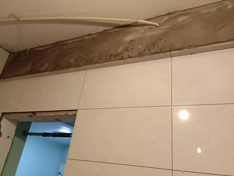 廚房貼瓷磚維修：貼磚之前你的用大盆將瓷磚浸泡12小時(shí)然后再拿到蔭涼出放置12小時(shí)；地面抄平完畢，做好地面防水及防水保護(hù)層。做好水電管線已安裝，并堵實(shí)抹平腳手眼和管洞等。臉盆架、鏡卡、管卡、水箱、煤氣等應(yīng)埋好防腐木磚，位置準(zhǔn)確。然后將殘存在基層的砂漿粉渣、灰塵、油污等清理干凈，并提前澆水濕潤。 待底層灰六、七層干時(shí)，按圖紙要求，面磚規(guī)格及實(shí)際條件進(jìn)行排磚、彈線。刮平，隨抹隨自上而下粘貼面磚，要求砂漿飽滿，虧灰時(shí)，取下重貼，并隨時(shí)用靠尺檢查平整度，同時(shí)保證縫隙寬度一致貼完經(jīng)自檢無空鼓、不平、不直后，用棉紗擦干凈，用白水泥漿或拍干水泥擦縫，用布將縫內(nèi)的素漿擦勻，磚面擦干凈。