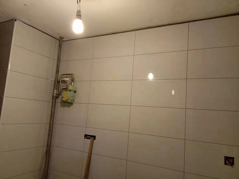 廚房貼瓷磚維修：貼磚之前你的用大盆將瓷磚浸泡12小時(shí)然后再拿到蔭涼出放置12小時(shí)；地面抄平完畢，做好地面防水及防水保護(hù)層。做好水電管線已安裝，并堵實(shí)抹平腳手眼和管洞等。臉盆架、鏡卡、管卡、水箱、煤氣等應(yīng)埋好防腐木磚，位置準(zhǔn)確。然后將殘存在基層的砂漿粉渣、灰塵、油污等清理干凈，并提前澆水濕潤。 待底層灰六、七層干時(shí)，按圖紙要求，面磚規(guī)格及實(shí)際條件進(jìn)行排磚、彈線。刮平，隨抹隨自上而下粘貼面磚，要求砂漿飽滿，虧灰時(shí)，取下重貼，并隨時(shí)用靠尺檢查平整度，同時(shí)保證縫隙寬度一致貼完經(jīng)自檢無空鼓、不平、不直后，用棉紗擦干凈，用白水泥漿或拍干水泥擦縫，用布將縫內(nèi)的素漿擦勻，磚面擦干凈。