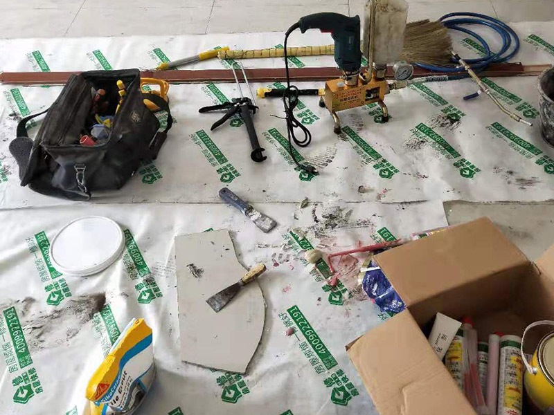 客廳走廊瓷磚空鼓維修：瓷磚的中間位置出現(xiàn)空鼓情況，這種情況就需要將這塊瓷磚撬下來重新鋪設(shè)了。具體要采取從瓷磚中間部分開砸，但是不能從中間直接砸，可以使用小型水鉆先開個(gè)孔，再使用工具慢慢的向四周蔓延的方式來撬開瓷磚，避免將周邊的額瓷磚損壞。