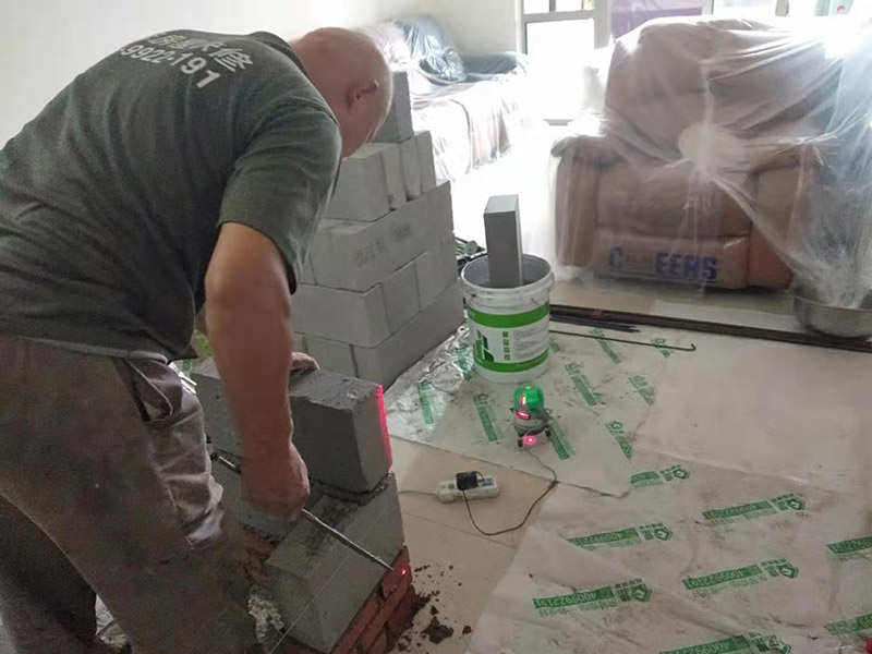 放線砌磚服務(wù)：砌墻宜采用一鏟灰、一塊磚、一擠揉的砌磚法。通常包括抄平、放線、擺磚樣、立皮數(shù)桿、掛準(zhǔn)線、鋪灰、砌磚等工序。如果是清水墻體，還要進(jìn)行勾縫。未成形的墻體上方，會(huì)吊著數(shù)根細(xì)線。這是用來(lái)保證墻面主縫垂直，不游丁走縫，當(dāng)砌完一步架高時(shí)，宜每隔2m水平間距，在丁磚立楞位置彈兩道垂直立線，可以分段控制游丁走縫。